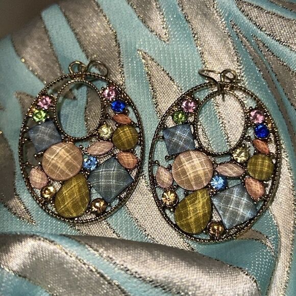 Multi color faceted lucite pastel crystal gold tone hoop pierced earrings - Picture 1 of 10